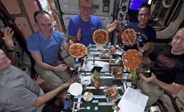 Astronauts enjoy a pizza party on space station