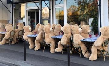 GIANT TEDDY BEARS CHARM A FRENCH NEIGHBOURHOOD IN PARIS