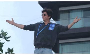 Shah Rukh Khan greets legions of fans outside Mannat on Eid