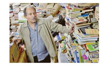 A garbage man saved 25,000 books and turned them into a library
