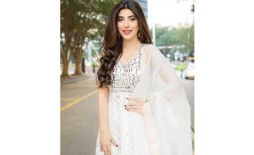 Urwa Hocane wraps-up shooting for Tich Button