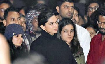 Deepika Padukone stands in harmony with the students at JNU