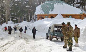 Indian army soldier accidentally slips in snow at Gulmarg, reaches Pakistan