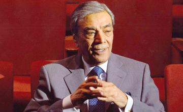 Karachi Electric Awards 2021 honours the legendary Zia Mohyeddin for his countless contributions