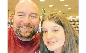 Dad writes over 690 inspiring lunch notes to daughter to ease her anxiety at school