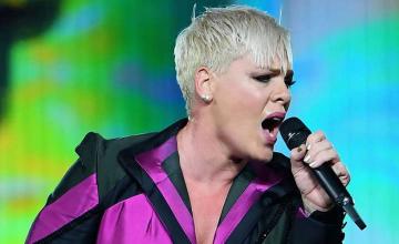 Pink with a touching tribute mourns her father's death