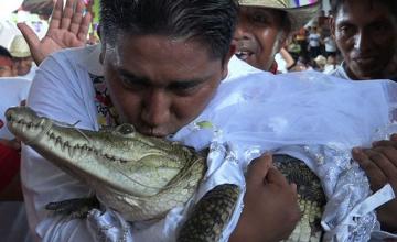 MEXICAN MAYOR MARRIES A REPTILE AND IS OVERJOYED!