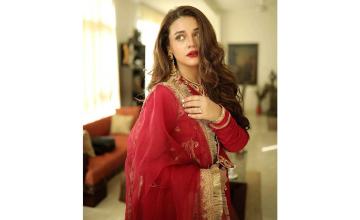 Zara Noor Abbas asks women not to harm themselves in an attempt to stop ageing