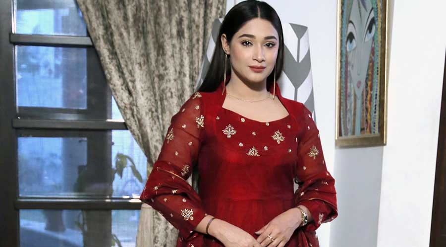 shameen-khan-on-her-path-to-success-interview-mag-the-weekly