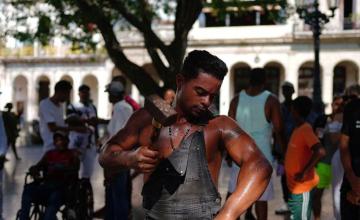 CUBA'S 'IRONMAN' BEATS HIMSELF WITH A SLEDGE HAMMER, SURVIVES UNSCATHED