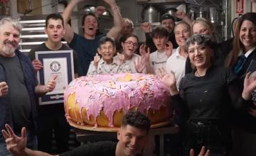 YOUTUBERS MAKE THE WORLD’S LARGEST DOUGHNUT CAKE WEIGHING 102 KG