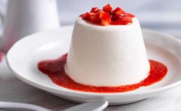 Yoghurt Pannacotta with Strawberries