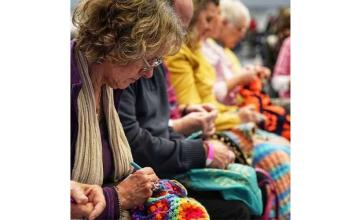 960 PEOPLE CROCHET IN A BRITISH ARENA, BREAKING A WORLD RECORD