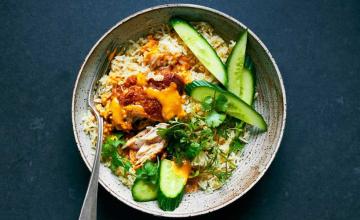 BAKED CHICKEN WITH TURMERIC SAUCE BOWL
