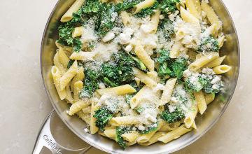 WHICH VEGETABLE IS MORE NUTRITIOUS, KALE OR SPINACH?