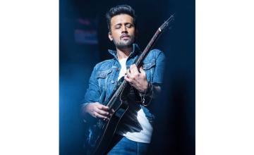 Atif Aslam's Karachi concert briefly disrupted after fan climbs on stage for selfies
