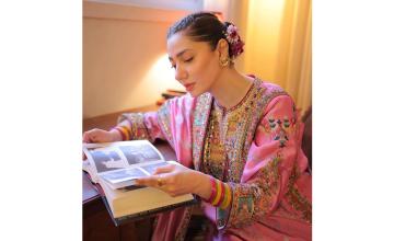 Mahira Khan brings back her iconic twirl in the rain to celebrate 15 years of Humsafar
